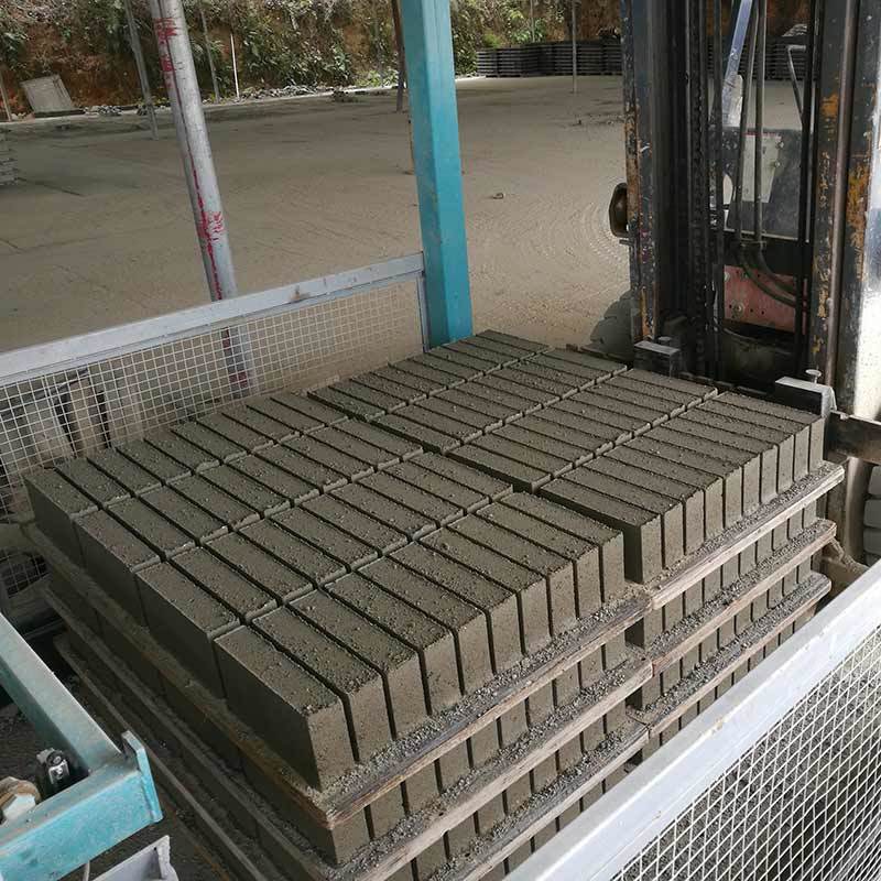 Zeer efficiënte bestratingsmachine voor het maken van betonblokken voor de bouwsector