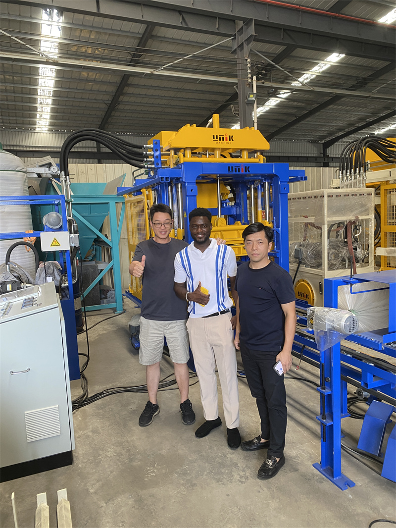 Spannend bezoek uit Ghana: rondleiding door betonblokmachines en aankoopintentie