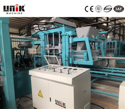 Machine voor het maken van cementbetonblokken