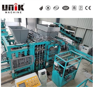 Volautomatische machine voor het maken van cementstenen