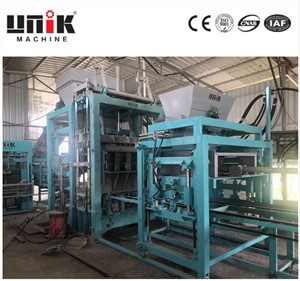 Hydraform in elkaar grijpende blokmachines